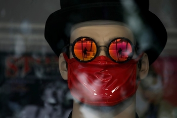 Семь пятниц на неделе: ВОЗ резко изменила отношение к маскам